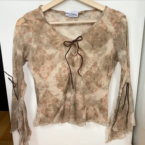 Mesh topp  - Storlek: ca S-M. Plaggets längd 52cm, 38-45cm bredd. Mesh-tyg på rygg och ärmar, framsidan är heltäckande (ej genomskinligt tyg på framsidan). Endast seriösa budgivare tack! 🌼 vinnande bud är BINDANDE. Betalningsmetod: Swish. Frakt tillkommer postnord blå påse 45kr. 🌻 budgivning avslutas ONSDAG 19/05 kl.20.00 💛