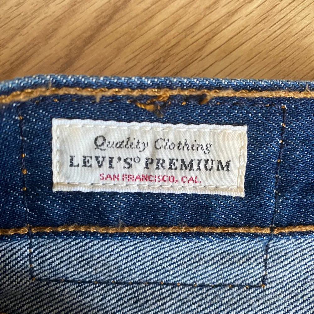 Helt oanvända shirts från Levis, stl: W24. Shorts.