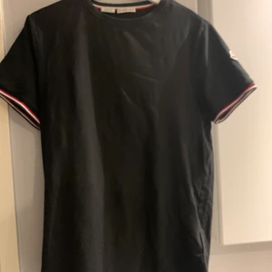 Moncler T-Shirt. Nypris 1700kr. Moncler dustbag medföljes. Finns tag från butiken och QR-kod så den är äkta! - Använd ibland