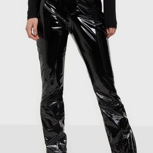 Missguided latex pants - Latexbyxor i väldigt skönt material. Bara använt en gång🤎