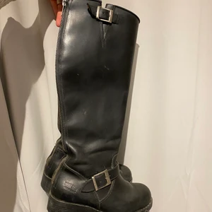 Johnny Bulls - Höga Johnny bulls stl 38 250kr. Låga Bruna Johnny bulls stl 39 200kr.