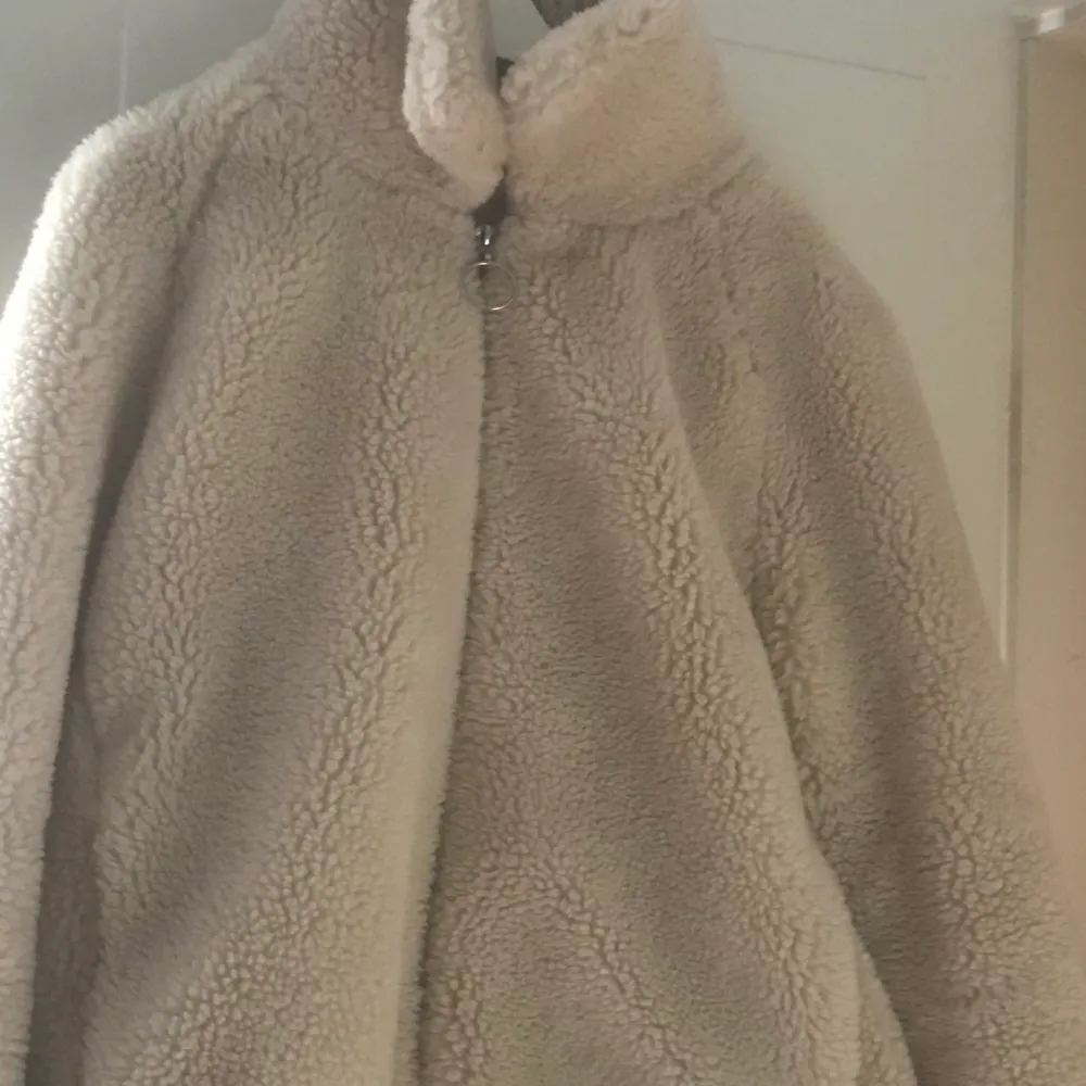 En söt varm fluffig jacka från H&M, frakt tillkommer på 60kronor då jackan är rejäl. ✨🦋☀️. Jackor.