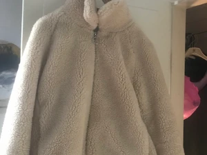 Fluffig jacka - En söt varm fluffig jacka från H&M, frakt tillkommer på 60kronor då jackan är rejäl. ✨🦋☀️
