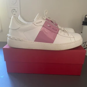 Unika valentino skor - Säljer nu mina superfina valentinos. Använda endast ett fåtal gånger, så dem är i bra skick. Minst 2700kr💗