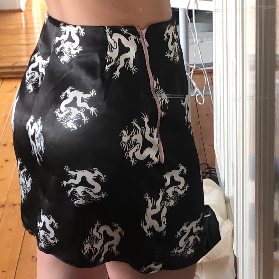 Svart satinkjol med drakar - 91