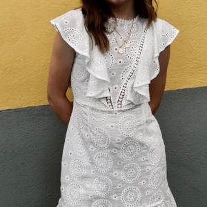 Fin vit klänning - Jag säljer min jätte fina vita klänning, då den tyvärr är lite för liten. Använt den ungefär 3 gånger och är i väldigt bra skick. Den är i storlek S och storleken stämmer rätt så bra. Den är öppen i ryggen och volanger på ärmarna. Den kostade ungefär 500 kr. Passar perfekt som student klänning eller bara till vardags. Köparen står för frakt