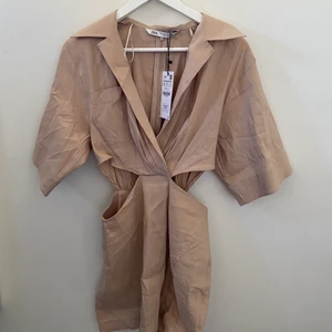 Zara klänning  - Beige Zara klänning med slit i mitten perfekt till sommaren, lappen sitter kvar