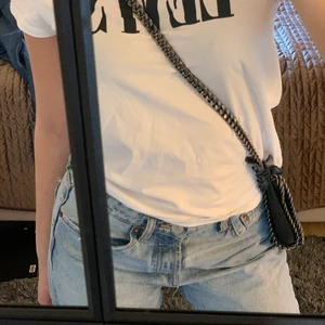 Levis tshirt  - Helt ny tshirt men säljer då jag vill ha den lite mer oversized, jag är ungefär en M. Köpt för 300kr, skriv för flera bilder!