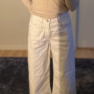 Zara  - Jättefina byxor, vita men dom inte är genomskinliga!❤️det har inga pläckar eller andra saker. Det är pösiga!✨