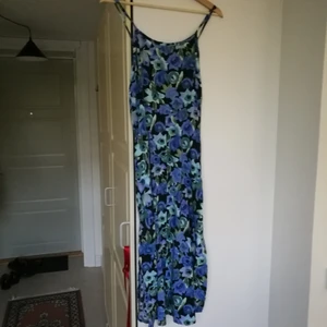 Blommig sommarklänning 🌸 - Fin, blommig sommarklänning i blått o svart! Från beyond retro, sparsamt använd. Samma skick som då jag köpte den. Den har snörning där bak så man kan anpassa hur tight man vill att den ska sitta i midjan 💙 o en slit along the thigh för att visa lite hud hehe 🌸