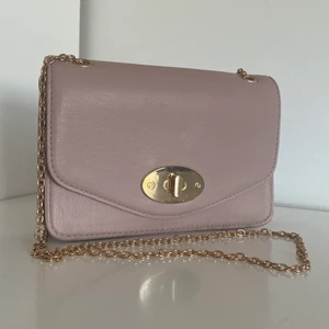 Rosa handväska  - Pastell rosa liten handväska som rymmer både telefon, plånbok och lite till, skick 10/10 då den har bara använts en gång (om man köper två eller fler saker bjuder jag på halva frakten)