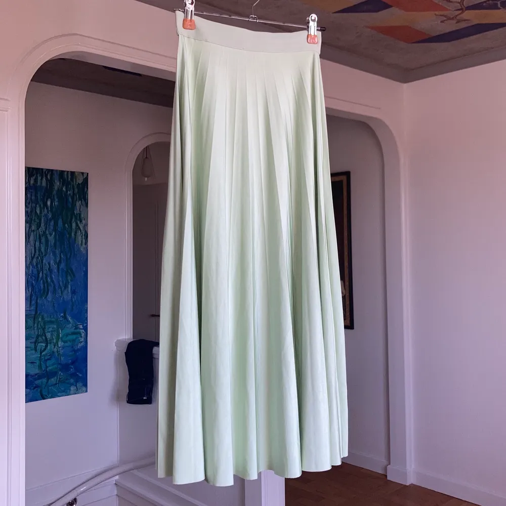 Superfin mintgrön plisserad kjol från H&M i storlek XS! Väldigt skönt o svalt material, perfekt för sommaren! Färgen syns inte lika mycket på bilden men den är en fin ljus mintgrön färg som uppfattas lite skimrande pga tyget. Köparen står för (spårbar) frakt!. Kjolar.