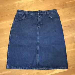 Perfect condition jeans skirt from the British brand Fatface. Comes down to just above the knee. UK size 10/EU 36. Bought directly from the store. Retails for over £50.