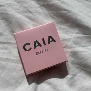 CAIA blush  - säljer en ny oöppnad/oanvänd rouge från CAIA i färgen Pink Lemonade. Jag säljer för att jag råka köpa två st och jag orkar inte hålla på med retur. Bild 2 är rougen jag använder, bild 1 och 3 är den jag säljer, förpackningen har aldrig öppnats. 