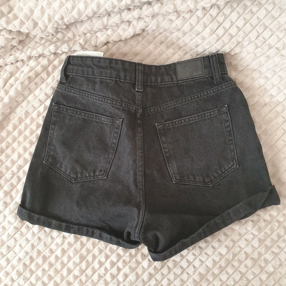 Jätte fina shorts från berskha, köpte men de är för stora för mig. Storlek XS fast passar mer S eller ett stor XS. Kan bytas:) . Shorts.