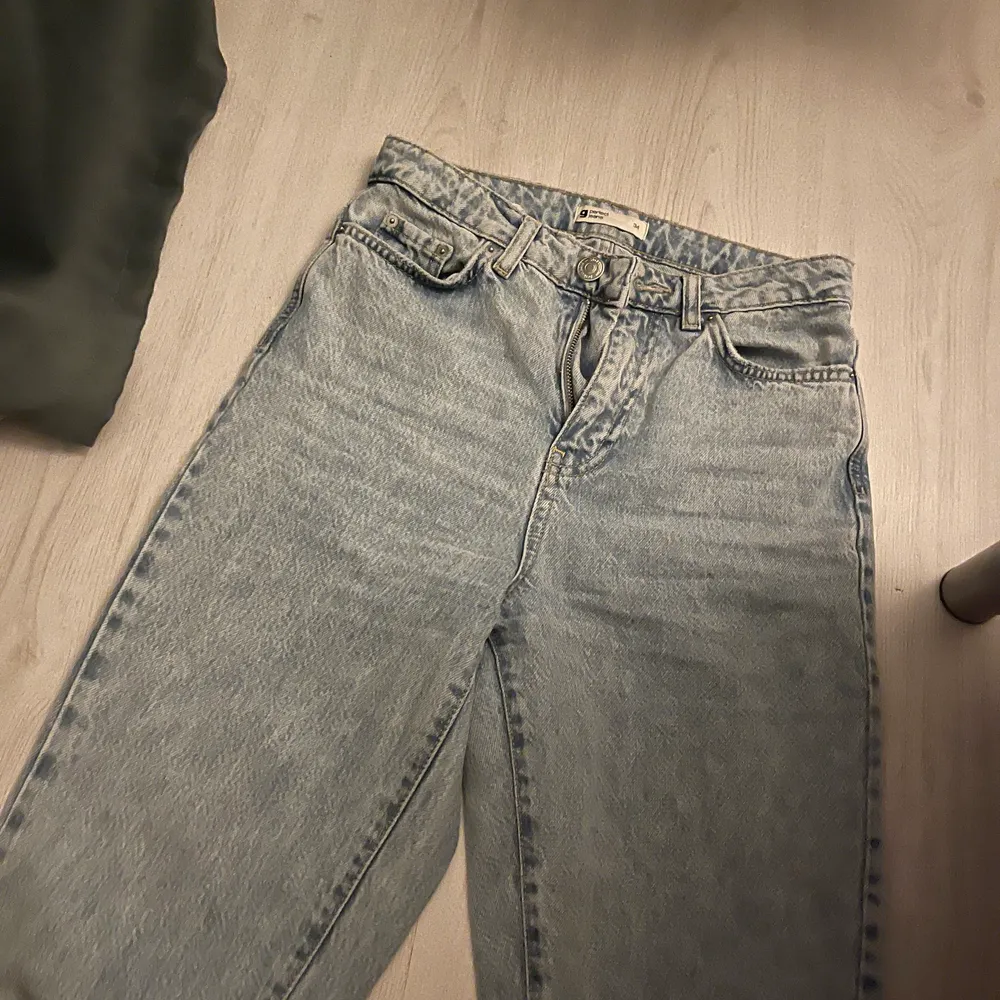 Blå jeans ifrån gina i storlek 34 kostar 600kr nya! Aldrig använda :) . Jeans & Byxor.