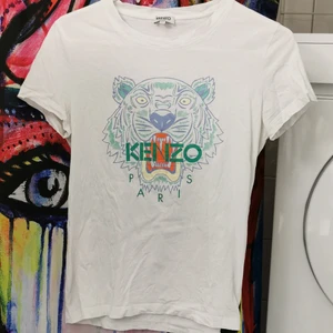 Kenzo Tshirt. Medium - Nyskick. Använd 1 gång. Köpt hos Zalando för 999kr. Storlek M, passar även S. 