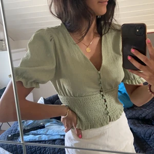 Grön blus från Monki - Grön blus från Monki! Använd endast 1 gång!🥰💗