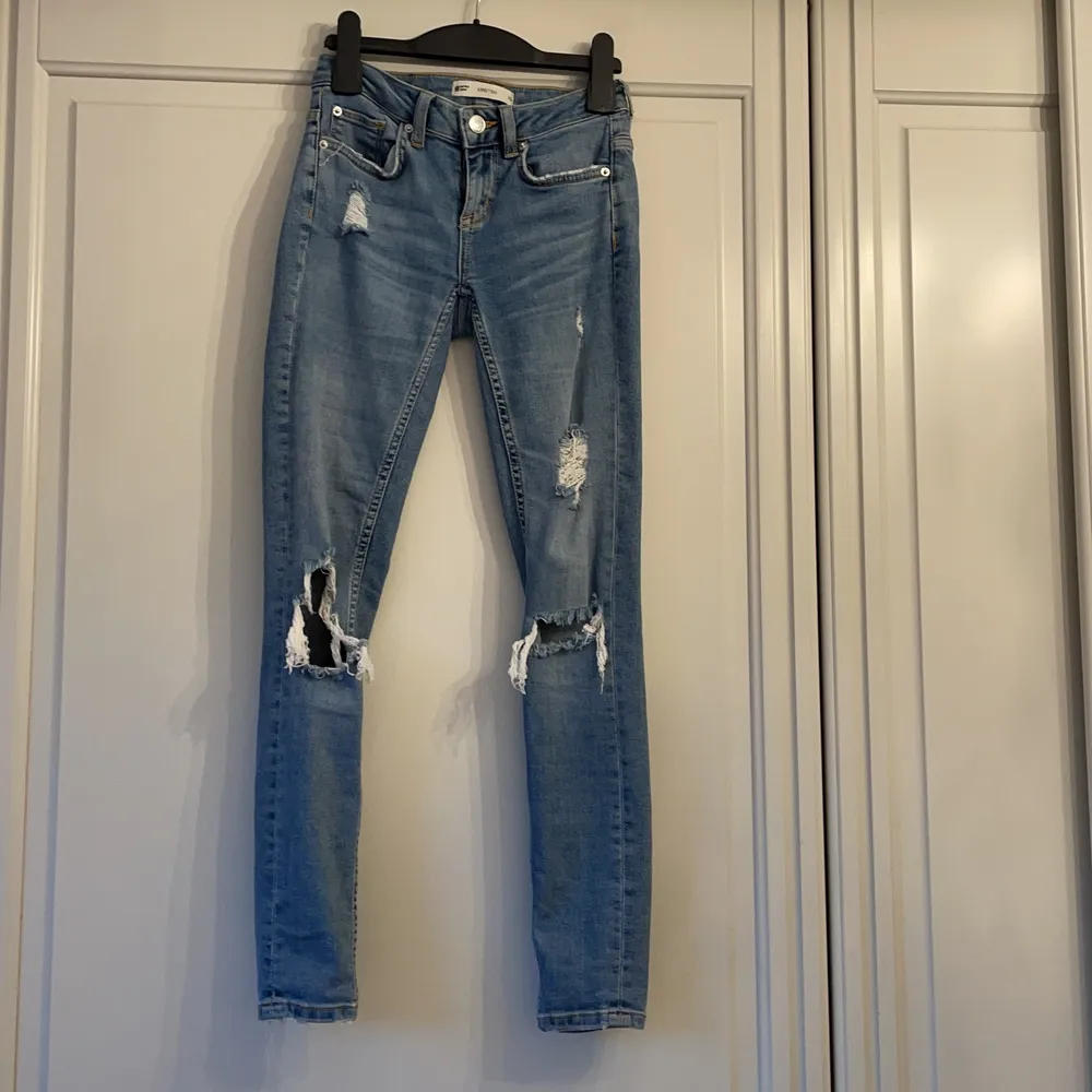 ”Kristen” jeans från Gina tricot i storlek 25. Slimfit i fint skick. . Jeans & Byxor.