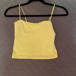 Limegrön/gult croppat Gina linne strl xxs/xs/s - Jag ska ju sälja detta linnet från gina som var väldigt populärt för något årsen. Det är lite stretchigt så d kanske passar strl xxs-m/A & B-cupa, möjligtvis C. Jag säljer det för att jag alltid använder det. Jag har använt det kanske tre fyra gånger de senaste åren, så det är i bra skick😁💗