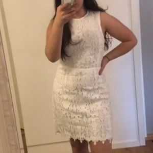Vit spetsklänning  - En vit spetsklänning från H&M, endast använd en gång till min brors student. Storlek 38. Jättefint skick och perfekt nu till studenten! 💕