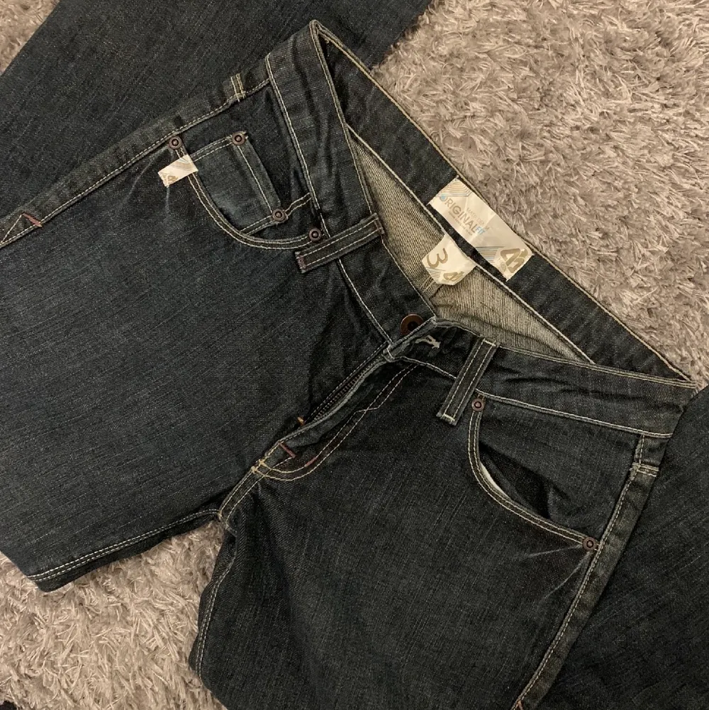 Så fina lågmidjade jeans i nyskick , köparen står för frakt . Jeans & Byxor.