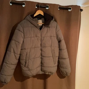 Dunjacka - Grå dunjacka( inte riktigt din) 