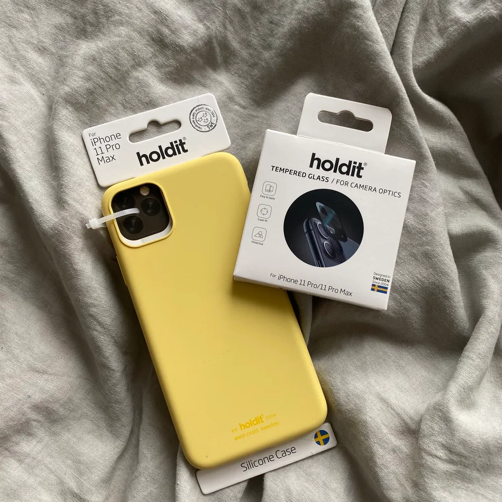 Jättefint gult skal från Holdit samt skydd till kameran. Passar iPhone 11 PRO max. Kostar från början 149kr/styck och säljer mina för 200kr för båda. Endast uppackade då jag råkade beställa dubbla☀️. Övrigt.
