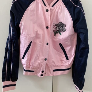 Bomberjacka med broderier  - Säljer min supercoola bomberjacka med broderier. Använd bara ett fåtal gånger. Perfekt till våren och sommaren 🌸🌼
