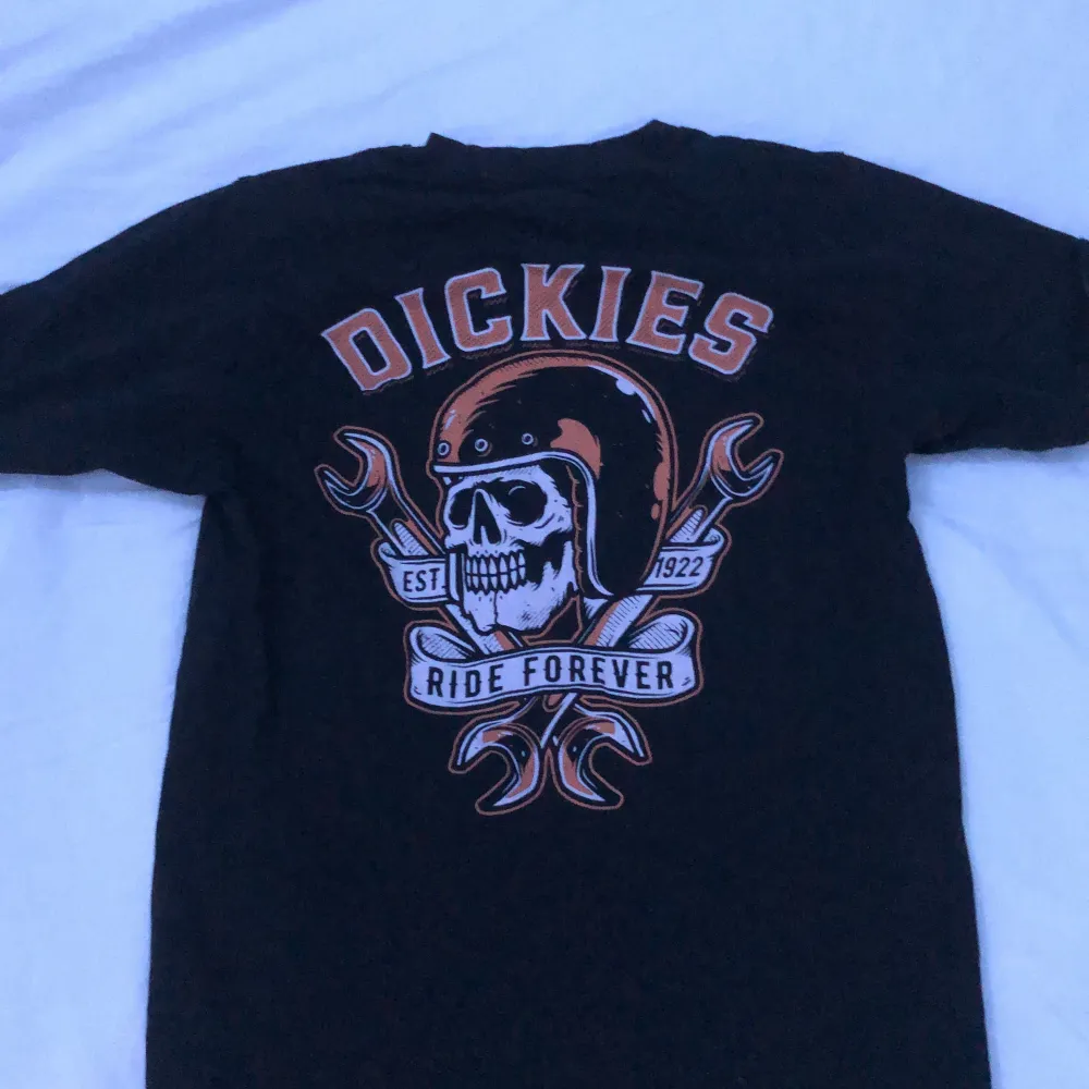 Dickies tisha som bara hänger i garderoben för jag inte får någon användning av den, skriv privat om fårgor eller annat, priset är inte hugget i sten.. T-shirts.