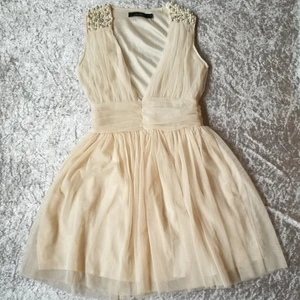 Vit klänning  - Jättesöt vit klänning från jeanBlush i storlek S. Perfekt för studenten i sommar eller när man bara behöver en fin klänning. 