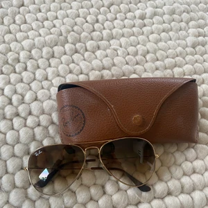 Pilot RayBan solglasögon  - Säljer ett par äkta pilot RayBan med guldiga bågar och tonat glas. Har tyvärr inte kvittot kvar med betalade 1600 kronor för dem. Dem är inställda för mitt huvud, men sådant är lätt att fixa hos en optiker. 