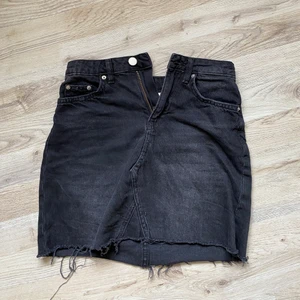 Svart jeanskjol - Säljer denna svarta jeanskjol från HM i strl. 32 då den tyvärr blivit för liten för mig. Ett perfekt klädesplagg att ha i garderoben till sommaren!!💕