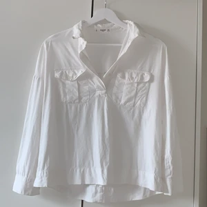 Pull over skjorta - En super söt skjorta som är helt perfekt nu när det börjar bli varmt, den har inga missfärgningar eller hål!❣️