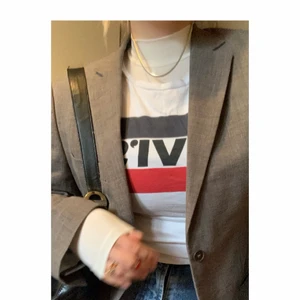 Classic Levi’s - Min snygga klassiska Levi’s tröja! I perfekt skick i storlek S. Timeless logga med färger som passar med nästan vad som helst⏱💵 Issa steal guys!❤️