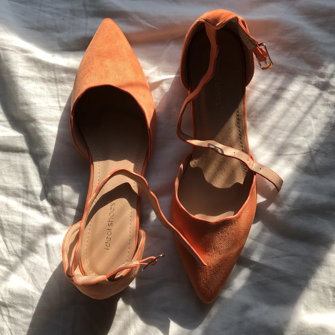 Ankle-strap låga klack skor i storlek 37