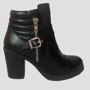 Skor  - Snygga svarta skor i syntet. Har använt dem några gånger. Köparen står för frakt, kan mötas upp