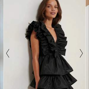 SÖKER!   Skriv gärna om du säljer denna klänning från Nakd(eller en liknande klänning )!💕💕