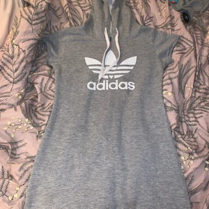 Adidas hoodie/klänning - jag säljer min fina Adidashoodie/klännig som jag älskar mycket men den kommer tyvärr inte i användning, den är skön att sova i och man kan ha den när som helst. Kontakta mig för fler bilder samt mått och pris kan diskuteras!❣️💞