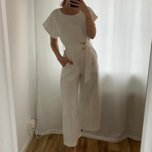 Vit jumpsuit  - Vit jumpsuit från Nelly, strl S. Använd 1 gång. Frakt tillkommer! 