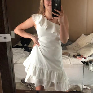 Studentklänning - Vit klänning från dry lake i storlek xs. Använd på min student. Inköpt för 899
