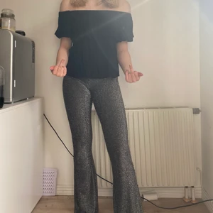 Glitter byxor  - Glittriga byxor som svänger ut vid fötterna. Jätte stretchiga och sköna att gå runt med. Passar XS-M. Köparen står för frakt!!💗💗