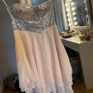 Student/festklänning - Tänkt att vara min studentklänning, men den var för liten i bysten. Passar någon med a-kupa. Från Tiamo med lapparna kvar, endast provad. Nypris var 1000 kr. Passar S och Xs💞