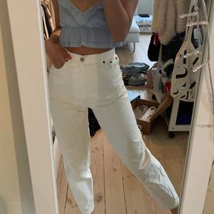 Ett par vita jeans från Zara i storlek xs. Passar mig som vanligtvis bär xs/s i byxor/jeans och är perfekt i längden då jag är 1.60. Skicka iväg ett meddelande om ni vill ha fler bilder eller om ni vill diskutera pris :) 