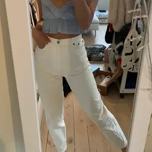 Ett par vita jeans från Zara i storlek xs. Passar mig som vanligtvis bär xs/s i byxor/jeans och är perfekt i längden då jag är 1.60. Skicka iväg ett meddelande om ni vill ha fler bilder eller om ni vill diskutera pris :) 