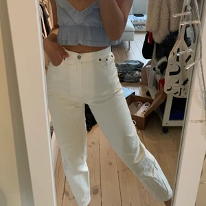 Vita jeans  - Ett par vita jeans från Zara i storlek xs. Passar mig som vanligtvis bär xs/s i byxor/jeans och är perfekt i längden då jag är 1.60. Skicka iväg ett meddelande om ni vill ha fler bilder eller om ni vill diskutera pris :) 
