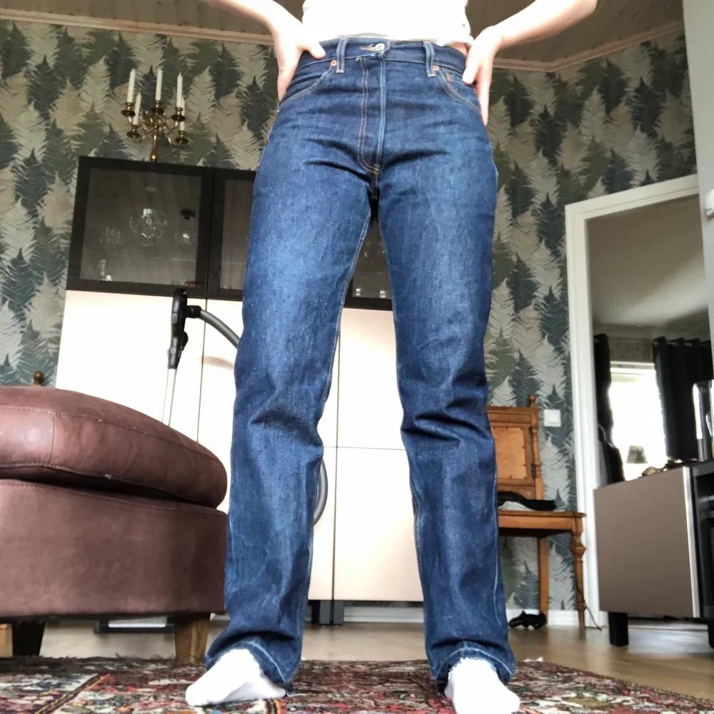 Ett par såå snygga 501 jeans. Så snygg passform och färg!! Jag är 168 💕. Jeans & Byxor.