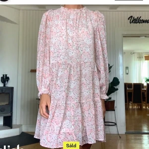 Rosa klänning - Min fina blommiga klänning har tyvärr blivit för liten på mig:( Storlek xs och är skitsnygg att ha under en stickad tröja!💕☺️💓 HÖGSTA BUD: 120kr KÖP DIRKET: 200kr