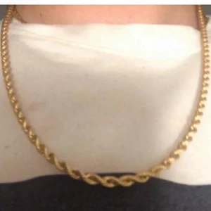 äkta guld rakt igenom cordell kvitto - 14k guld  cordell Diamond cut sjukt fin! 60cmL 3.5mmB, kvitto och äkthetsbevis finns självklart👍585=14k. Nog den vackraste länken jag ägt. Nypris ca 7000  . 100% SÄKER på äktheten och kedjan är Testad. 📩DM