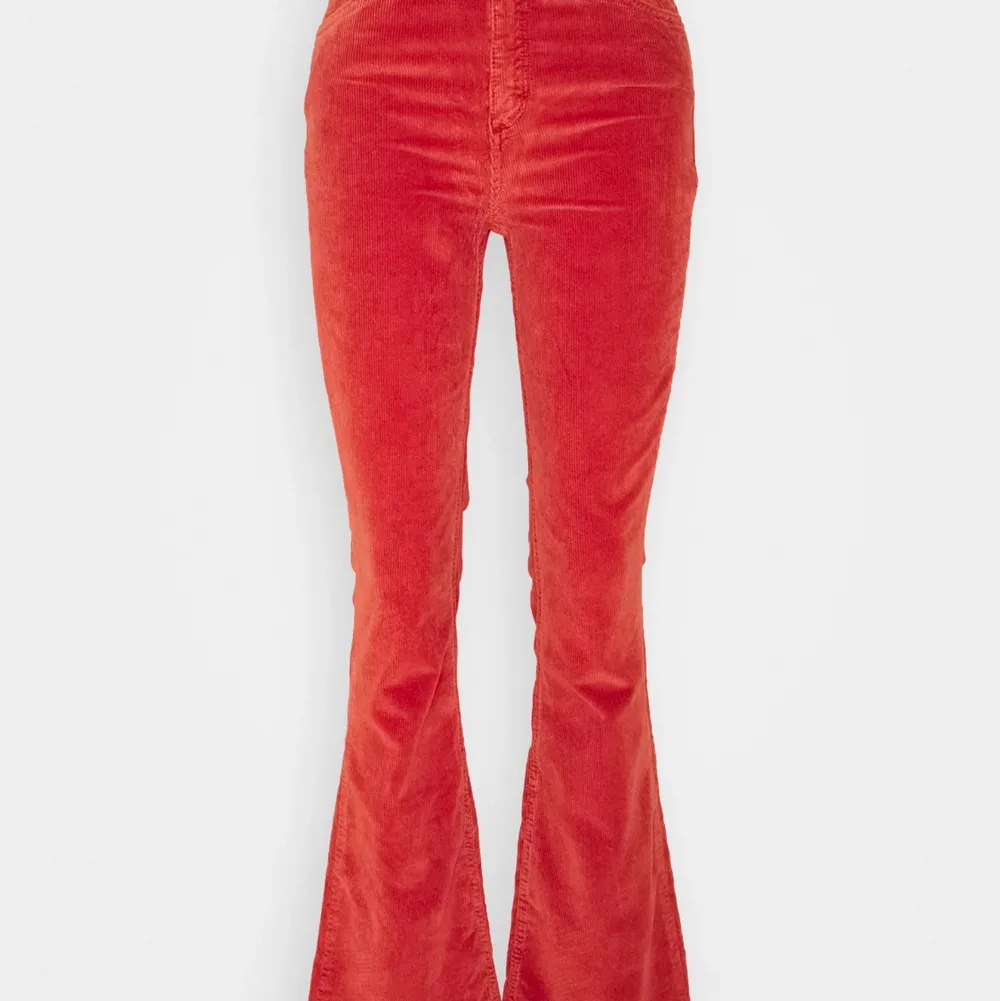 Super fina manchester byxor i en blodapelsin-esk färg, skitsnygga och sitter helt underbart, strl 26, ser oanvända ut, köparen står för frakten. Jeans & Byxor.